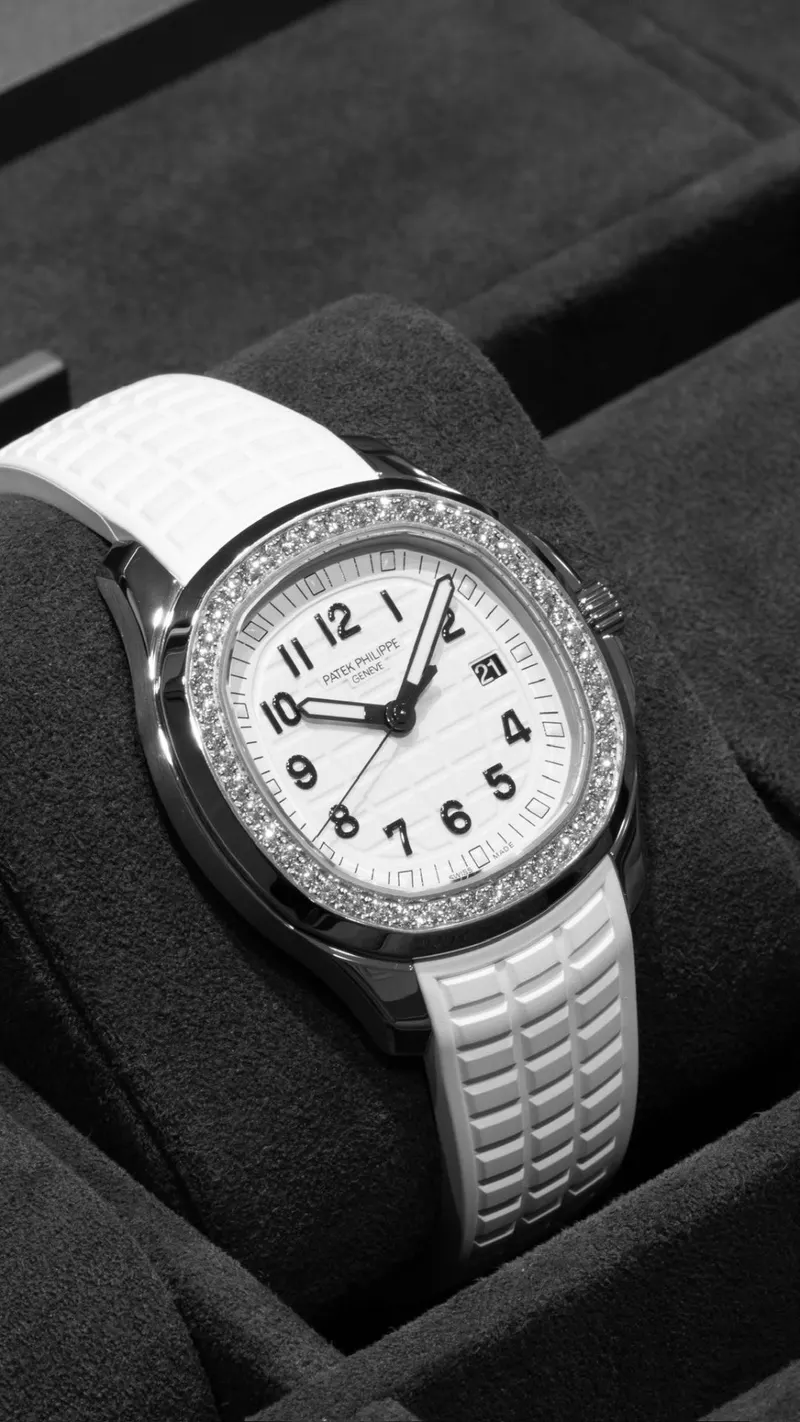 Patek Philippe Nautilus 5711 Rose Gold Ruby High Jewellery, Rose gold, Salmon dial, Ruby-set case and gradient sapphire bezel