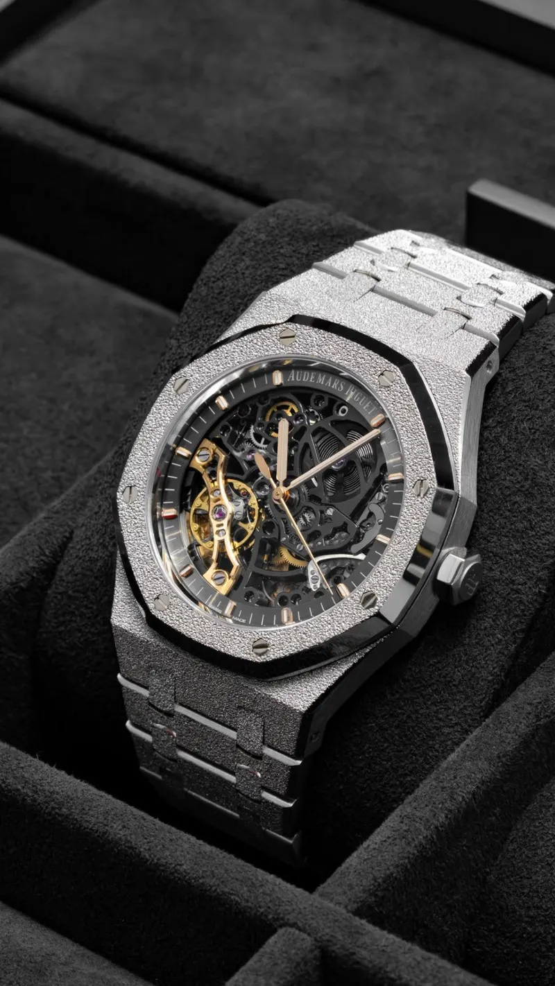 Audemars Piguet Royal Oak 34 White Ceramic 77350CB, White ceramic, Rose-gold screws, Silver Grande Tapisserie dial